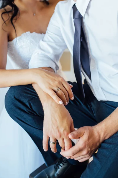 Retrato de perto da noiva e do noivo. Abraçam os braços. anéis de casamento em suas mãos — Fotografia de Stock