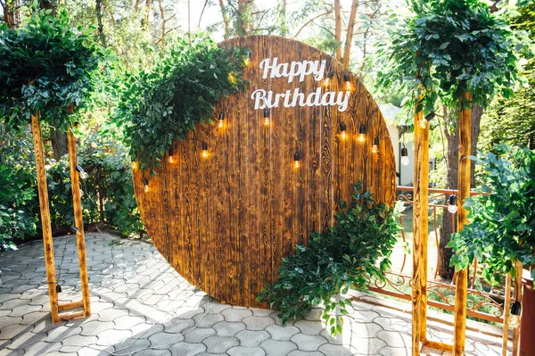 Yuvarlak ahşap kemer, fotoğraf çekimi için fotoğraf bölgesi 50. yıldönümü adamı için.