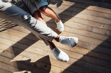 Birbirine aşık çiftler, güneşin altında hamakta eğlenirler.