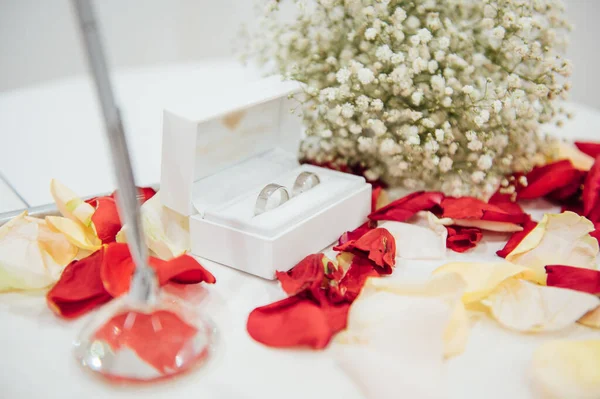 Alliances dans une boîte avec un bouquet de gypsophila — Photo