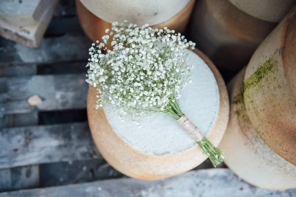 Un hermoso ramo de boda de gypsophila se encuentra en una jarra de barro — Foto de Stock