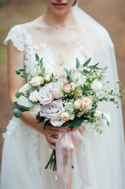 Ormandaki gelinin ellerinde güzel bir düğün buketi
