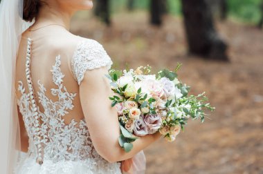 Ormandaki gelinin ellerinde güzel bir düğün buketi