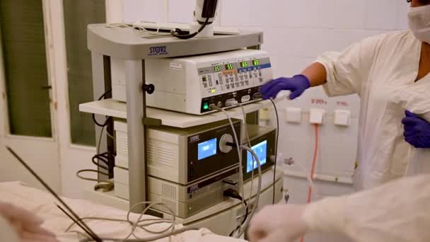 Verpleegster controleert de toestand van de patiënten op de monitor in Laparoscopische appendectomie — Stockvideo