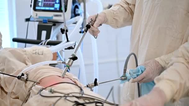 Infermiera monitora le condizioni dei pazienti sul monitor in appendicectomia laparoscopica — Video Stock