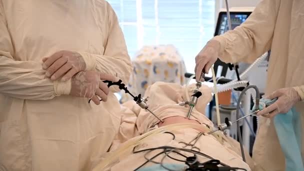 Verpleegster controleert de toestand van de patiënten op de monitor in Laparoscopische appendectomie — Stockvideo