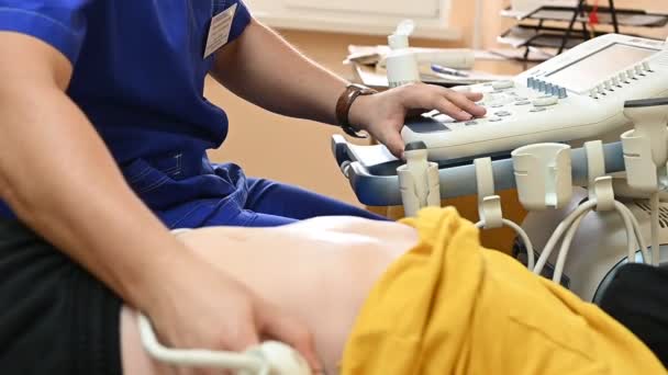 Pacientului i se administrează un diagnostic cu ultrasunete — Videoclip de stoc