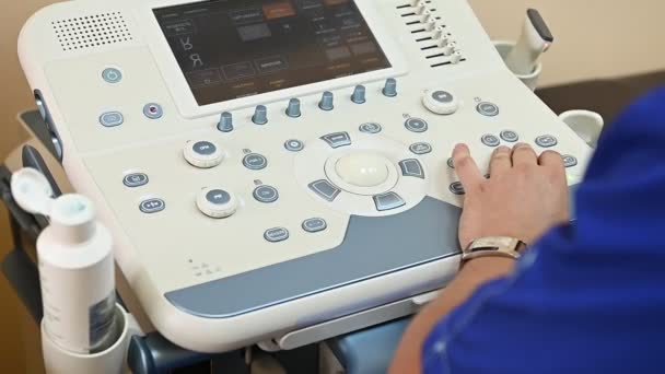 O médico faz um ultra-som para o paciente e examina os órgãos no monitor — Vídeo de Stock