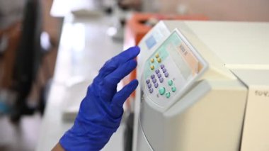 Eski bir laboratuarda tüpün içinde renkli bir sıvı.