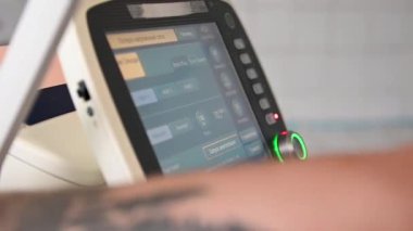 Doktor yoğun bakım ünitesindeki monitörlerin verilerini değiştirir.