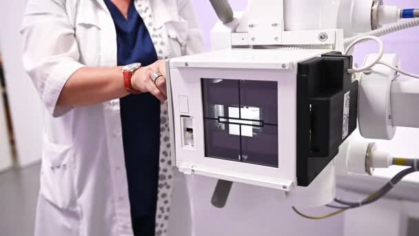 Appareil de radiographie médicale active fonctionnant dans un laboratoire clinique hospitalier, prise de vue à faible angle — Video