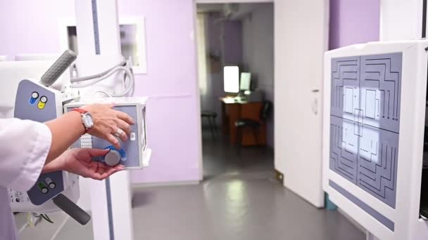 Hastanenin klinik laboratuvarında çalışan tıbbi aktif ışık röntgen cihazı, düşük açılı çekim. — Stok video