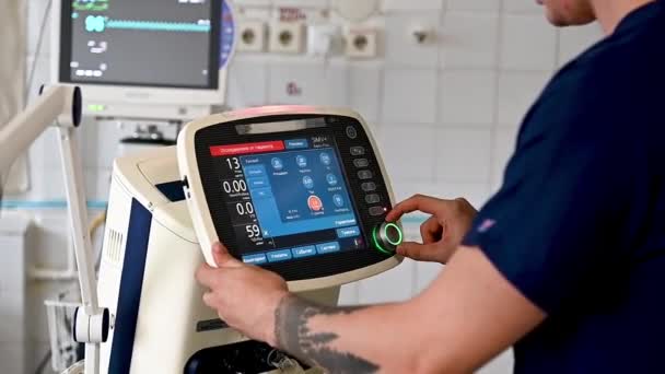 Doctor changes data on the monitors screen in intensive care unit — Stock Video