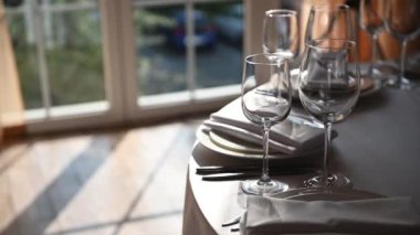 Misafirler için masaları olan şık bir restoranın güzel iç mekanı..