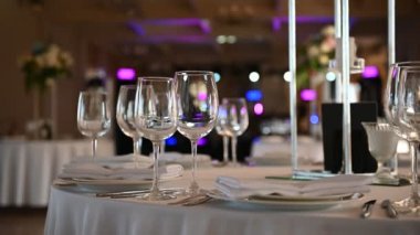 Misafirler için masaları olan şık bir restoranın güzel iç mekanı..