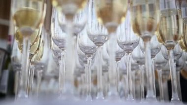 Şölende bir kadeh şampanya, şarap kadehinde beyaz şarap, şenlik havası.