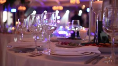 Misafirler için masaları olan şık bir restoranın güzel iç mekanı..