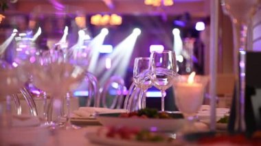 Lüks restoran. Lüks içecekler, beyaz masalar, misafirler için servis tabakları ve bardaklar.