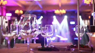 Misafirler için masaları olan şık bir restoranın güzel iç mekanı..