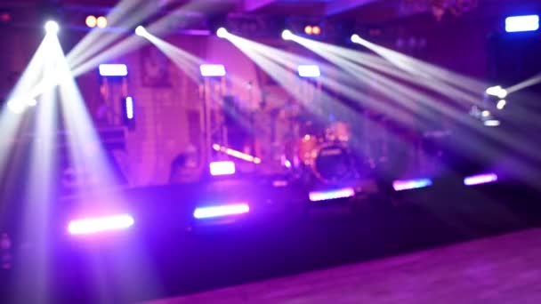 가수들을 기다리는 동안 공연을 위한 빈 무대. 밝은 LED 조명과 스포트라이트 — 비디오
