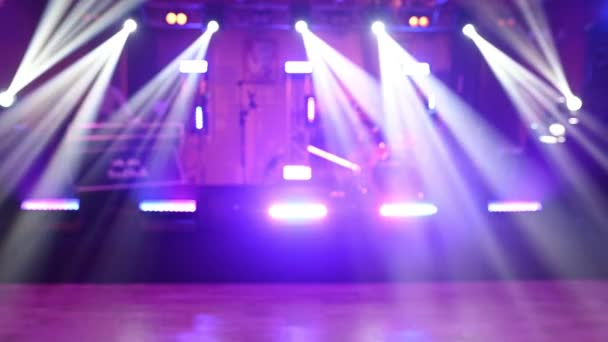 Um palco vazio para uma apresentação enquanto espera pelos cantores. Iluminação LED brilhante e holofotes — Vídeo de Stock