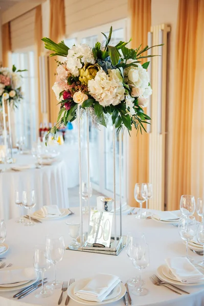 Piękny wazon z kwiatami na stole w luksusowej restauracji. Dekoracje ślubne — Zdjęcie stockowe