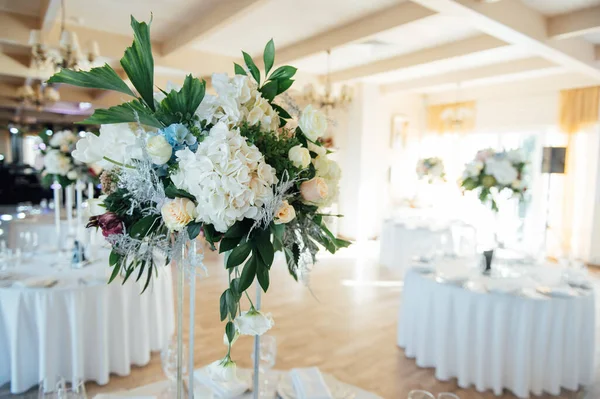 Piękny wazon z kwiatami na stole w luksusowej restauracji. Dekoracje ślubne — Zdjęcie stockowe