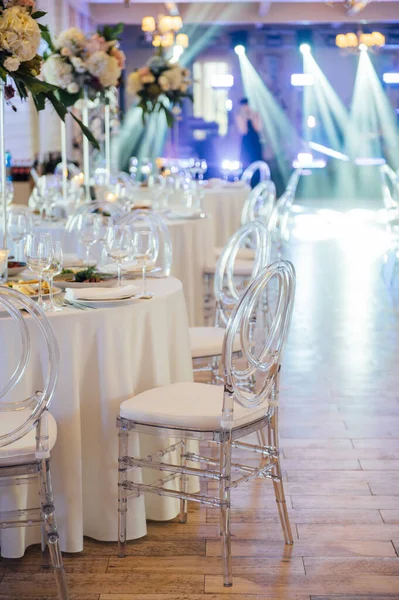 호화 로운 레스토랑 탁자 위에 아름다운 꽃병 이 있습니다. 결혼식 장식 — 스톡 사진