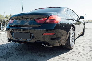 Siyahlı lüks bir arabanın arkası.