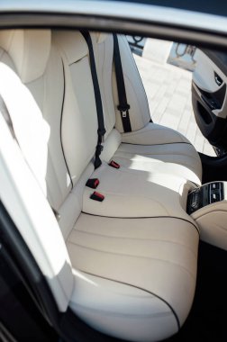 Premium bir arabanın arka koltuğu. Bej deri ve kontrol sistemi