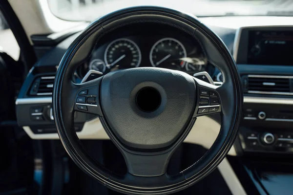 Auto uvnitř řidiče. Interiér prestižního moderního auta. Přední sedadla s volantem — Stock fotografie