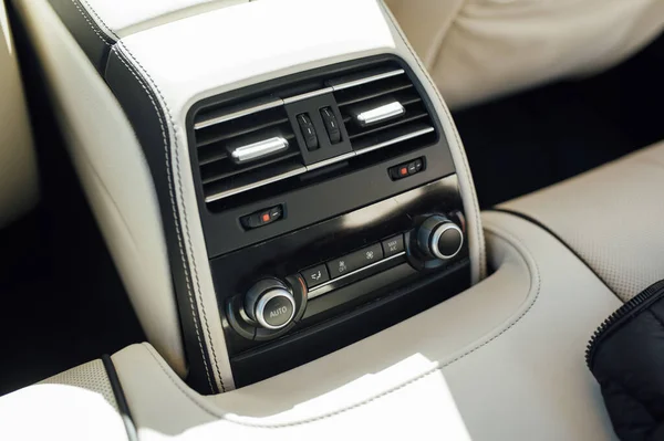 Lüks bir arabadaki çeşitli sürücü yardım sistemleri için kontrol paneli — Stok fotoğraf