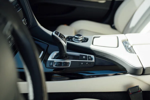 Převodový knoflík v luxusním autě s béžovou kůží — Stock fotografie