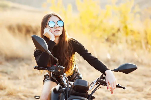 Bela mulher na moda em uma motocicleta clássica, aparência modelo com óculos de sol — Fotografia de Stock