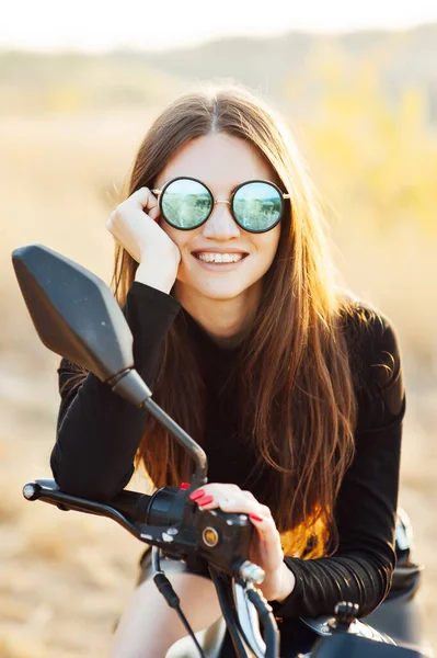 Красивая модная женщина на классическом мотоцикле, модель с солнцезащитными очками — стоковое фото