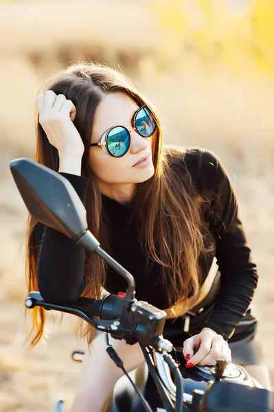 Bela mulher na moda em uma motocicleta clássica, aparência modelo com óculos de sol — Fotografia de Stock