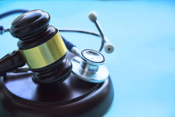 Gavel and stethoscope. medical jurisprudence. legal definition of medical malpractice. attorney. common errors doctors, nurses and hospitals make. — Stock Photo, Image