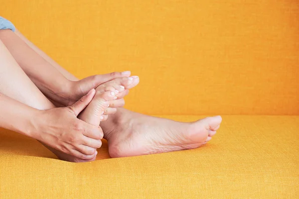 Genç Asyalı kız evde bacak ağrısı muzdarip