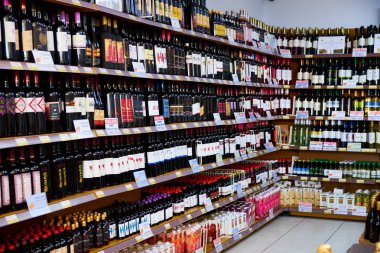 Moskova, Rusya - 6 Haziran 2018 dükkanı Windows süpermarket çeşitli markaların alkollü içecekler.
