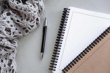 Seçici odak tablo: işadamı el notebook, cep telefonu, dizüstü bilgisayar ve kalem ahşap table.working iş kavramı üzerinde yazmak