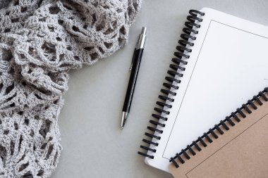 Seçici odak tablo: işadamı el notebook, cep telefonu, dizüstü bilgisayar ve kalem ahşap table.working iş kavramı üzerinde yazmak