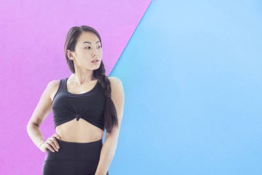 Sportif güzel genç kadın Yoga ağaç poz sağ ayak üzerinde yapıyor