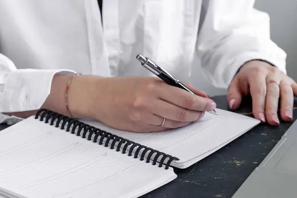 Foto de la mano de las mujeres whit pen y planificador diario — Foto de Stock