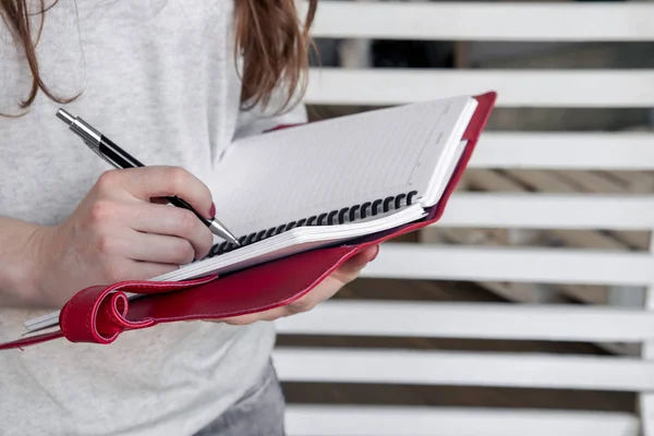 Photo de femmes stylo à main et planificateur quotidien — Photo