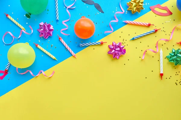 Fondo amarillo, el concepto de tiempo de fiesta, una invitación a un cumpleaños u otra celebración . — Foto de Stock