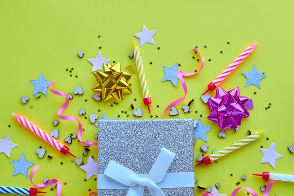 Fundo amarelo, o conceito de tempo de festa, um convite para um aniversário ou outra celebração . — Fotografia de Stock