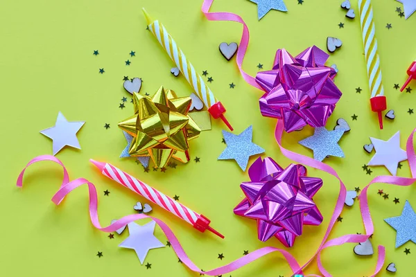 Fundo amarelo, o conceito de tempo de festa, um convite para um aniversário ou outra celebração . — Fotografia de Stock