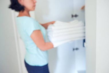 yıkanmış çarşaf yığını tutan ev kadını. Giyim ve iç, yıkama beyaz şeylerden beyazlatma