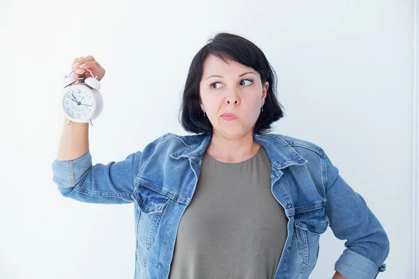 Asian woman holding a pink alarm clock on a white background. the concept of time management. get control of your life — Stock Photo, Image