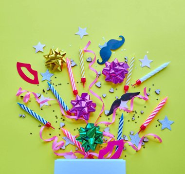 sarı arka plan, parti zamanı, bir Doğum günü veya diğer kutlama davetiye kavramı.